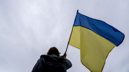 Un drapeau ukrainien lors d'une manifestation à Washington, le 1er mai 2022. (STEFANI REYNOLDS / AFP)