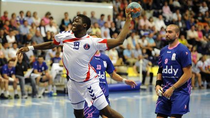 Luc Abalo, une des recrues vedettes du PSG Handball, lors d'un match de pr&eacute;paration contre Cesson-Rennes, le 7 septembre 2012. (PHILIPPE RENAULT / MAXPPP)