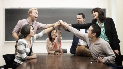 Cinquante-quatre pour cent des sond&eacute;s &acirc;g&eacute;s de 18 &agrave; 34 ans se disent "plut&ocirc;t optimistes" concernant leur avenir, et 8% "tr&egrave;s optimistes". (HILL STREET STUDIOS / BLEND IMAGES RM / GETTY IMAGES)