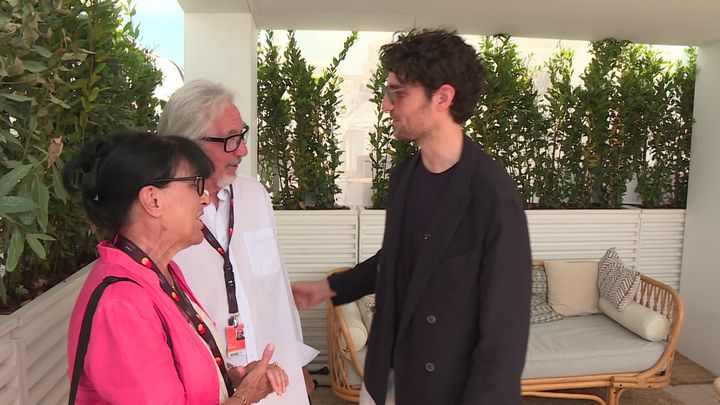 A Cannes, Monique Serrano-Barnouin et son mari Bob ont retrouvé&nbsp;Louis Garrel, le réalisateur de L'Innocent, dans lequel ils sont figurants. (M. Boudet /  / France Télévisions)