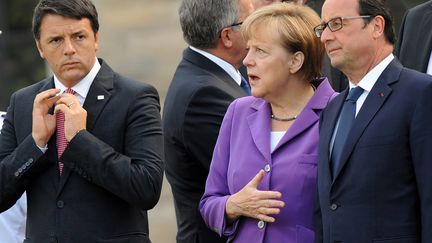 Angela Merkel entour&eacute;e de Matteo Renzi et de Fran&ccedil;ois Hollande lors du sommet de l'Otan &agrave; Newport (Royaume-Uni), le 5 septembre 2014. (STEFAN ROUSSEAU / AFP)