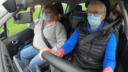 Françoise, 80 ans, vérifie sa conduite et ses réflexes en compagnie d'une monitrice d'auto-école. (M. Le Charpentier / France Télévisions)