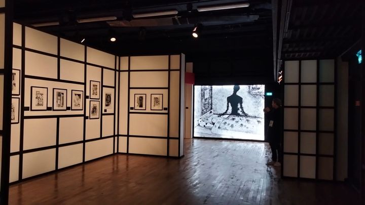 Cette exposition plonge le visiteur dans l'univers particulier du mangaka japonais. (LAËTITIA DE GERMON / RADIOFRANCE / FRANCEINFO)