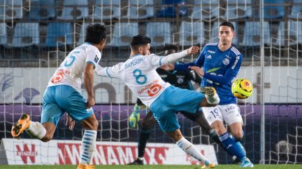 D'une volée resplendissante, Morgan Sanson a offert la victoire à l'OM. (PATRICK HERTZOG / AFP)