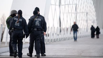 Des policiers allemands sur le pont de l'Europe qui relie la France et l'Allemagne, le 13 décembre 2018.&nbsp; (SEBASTIAN GOLLNOW / DPA / AFP)