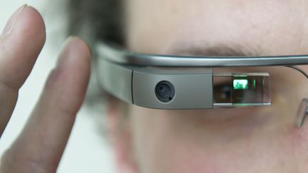 Des Google Glass sur la tête d'un homme. (OLE SPATA / DPA)