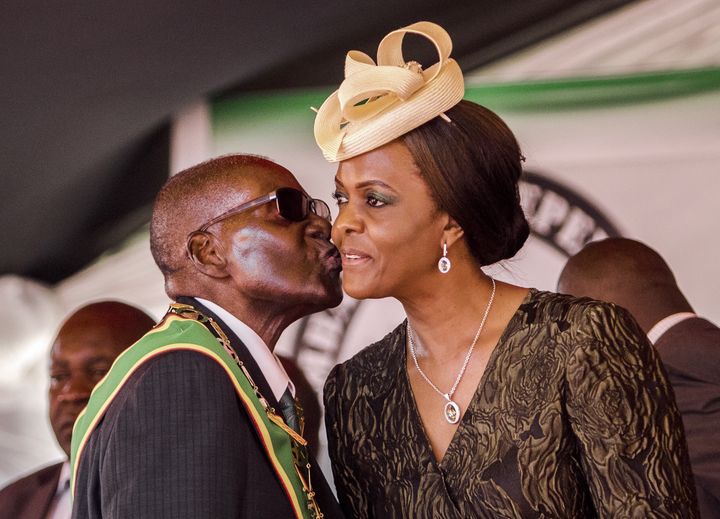 Robert Mugabe embrasse sa femme&nbsp;Grace Mugabe, le 18 avril 2017, à&nbsp;Harare (Zimbabwe).&nbsp; (JEKESAI NJIKIZANA / AFP)