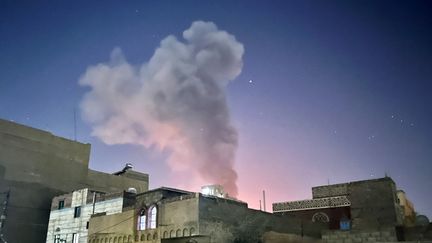 De la fumée s'échappe après une explosion à Sanaa, la capitale du Yémen, le 24 février 2024. (MOHAMMED HAMOUD / AFP)