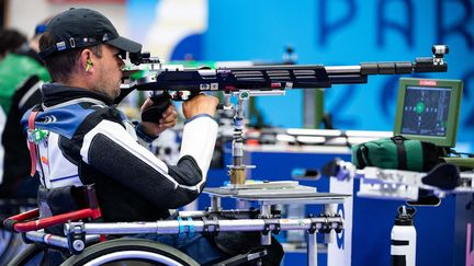 La persévérance récompensée. Tanguy de la Forest a décroché sa première médaille paralympique lors de sa sixième participation aux Jeux. Le double champion du monde (2022 et 2023) a remporté la médaille d'argent dans l'épreuve du 10 m carabine à air debout (SH2) à Châteauroux. (ECHELARD DIDIER / AFP)