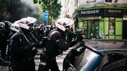 Un policier vise avec son lanceur de balles de défense (LBD), Paris, mai 2021. (XOSE BOUZAS / HANS LUCAS)