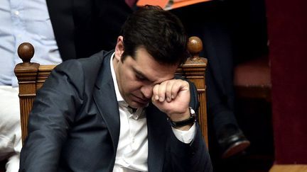 Le premier ministre grec Alexis Tsipras saisi dans un moment de lassitude lors de la session parlementaire du 15 juillet 2015 à Athènes. (Aris Messinis/AFP)