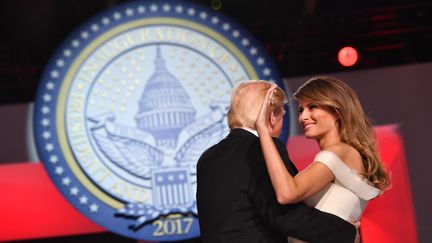 Melania et Donald Trump lors d'un bal organisé après l'investiture du 45e président des Etats-Unis, vendredi 20 janvier 2017, à Washington.&nbsp; (KEVIN DIETSCH / DPA / AFP)