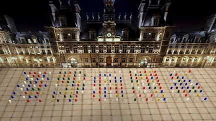 270 blocs de glace colorés symbolisant les différents pays du monde sont dressés sur le parvis de l'Hôtel de Ville.  Au fil de la Nuit Blanche, ils fondent et mêlent lentement leurs couleurs jusqu'à former un immense tableau abstrait (à la manière de la peinture chinoise). L'artiste Zhenchen Liu, diplômé notamment de la Villa Arson et du Fresnoy, évoque, à quelques semaines de la COP 21 évoque la beauté d'un monde en train de s'écrouler sous nos yeux. Installation à voir sur le parvis de l'Hôtel de Ville (Paris 4e, métro Hôtel de Ville) de 19h à 7h.
 (Zhenchen Liu)