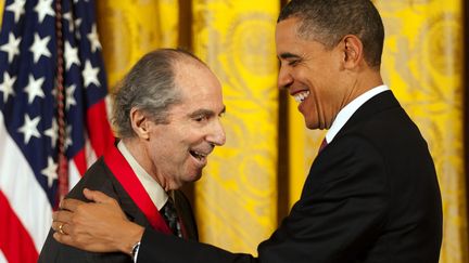 En 2011, le président américain Barak Obama (droite) remet la médaille&nbsp;nationale des Humanités&nbsp;à l'écrivain Philip Roth (gauche) lors d'une cérémonie à la Maison Blanche, à Washington (États-Unis). (JIM WATSON / AFP)