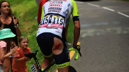 Adrien Petit meurtri après la chute collective qui a provoqué la neutralisation de la 14e étape, le 15 juillet 2023. (MARTIN DIVISEK / AFP)