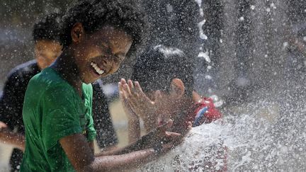 Washington (Etats-Unis), 33&deg;C, le 2 juillet 2012. Les enfants savent toujours comment se rafra&icirc;chir quand il fait trop chaud. (LARRY DOWNING / REUTERS)