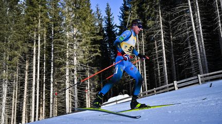 Le biathlète français&nbsp;Quentin Fillon-Maillet, lors de l'épreuve de Coupe du monde à&nbsp;Antholz-Anterselva (Italie) le 20 janvier 2022 (MARCO BERTORELLO / AFP)