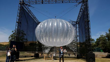 Un ballon du projet&nbsp;"Project Loon" de Google présenté à Moutain View (Californie), le 19 mai 2016. (STEPHEN LAM / REUTERS)