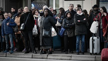 Des voyageurs attendent sur les quais de la gare de Lyon, à Paris,&nbsp;le 20 décembre 2019. (PHILIPPE LOPEZ / AFP)