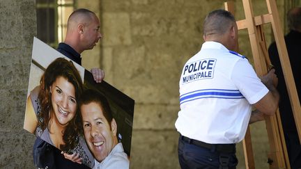 Une photo du policier Jean-Baptiste Salvaing et de sa compagne, Jessica Schneider, exposée lors d'un hommage à Pézenas (Hérault), le 20 juin 2016. (SYLVAIN THOMAS / AFP)