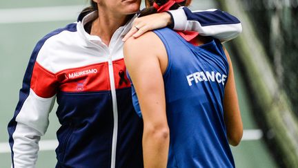 Amélie Mauresmo, capitaine de l'équipe de France de Coupe Davis, et Caroline Garcia. (FILIP SINGER / EPA)