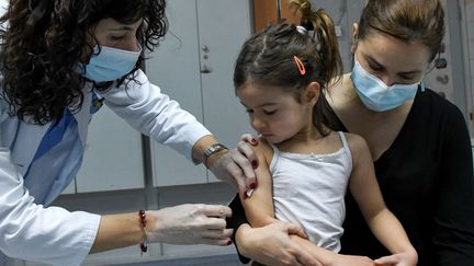 Une infirmière administre un vaccin contre la rougeole dans un hôpital de Podgorica, la capitale du Monténégro, le 16 février 2020. (SAVO PRELEVIC / AFP)