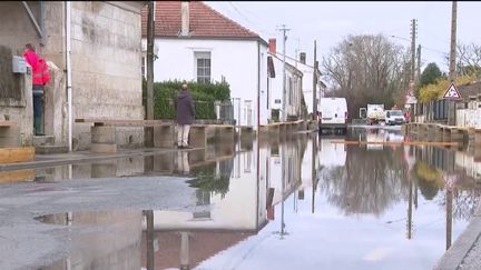 Inondations : certains départements toujours menacés par des crues (France 2)