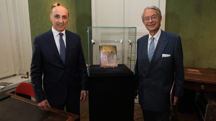 Le Christ moqué, tableau attribué à Cimabue, vendu aux enchères de Compiègne, avec le maire Philippe Marini (LR) et Dominique&nbsp;le&nbsp;Coent, le commissaire priseur. Le 24&nbsp;octobre 2019 à Compiègne.&nbsp; (O.LEJEUNE / MAXPPP)