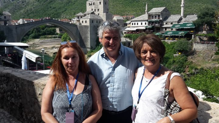 L'équipe de «Visit Europe» devant le célèbre pont de Mostar autour d'Helmut Gschwentner, directeur général&nbsp;du voyagiste :&nbsp;à&nbsp;gauche,&nbsp;Pascale Gaston,&nbsp;directrice opérationnelle, et à droite,&nbsp;Muriel Bougeard,&nbsp;directrice commerciale (EMMANUEL LANGLOIS)