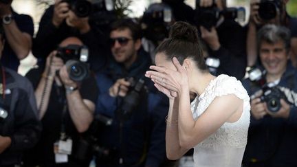 Gênée par les flashs, la comédienne s'essuie les yeux.
 (Anne-Christine Poujoulat / AFP)