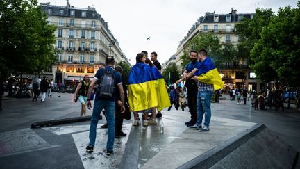 Des manifestants contre l'invasion russe en Ukraine à Paris, le 4 juin 2022. (XOSE BOUZAS / HANS LUCAS / AFP)