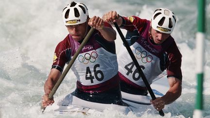 Le champion olympique&nbsp;de canoë biplace Wilfried Forgues (à droite sur la photo), le 20 février 2000, à Sydney (Australie). (STEPHANE MANTEY / CORBIS SPORT)