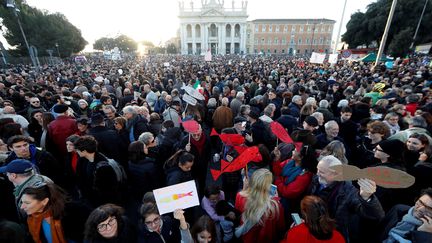 Des dizaines de "sardines" manifestent à Rome pour dénoncer les idées de l'extrême droite italienne, samedi 14 décembre 2019. (YARA NARDI / REUTERS)