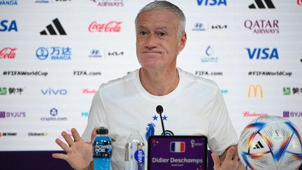 Didier Deschamps en conférence de presse à la veille du match de la Coupe du monde face au Danemark, le 25 novembre 2022. (FRANCK FIFE / AFP)