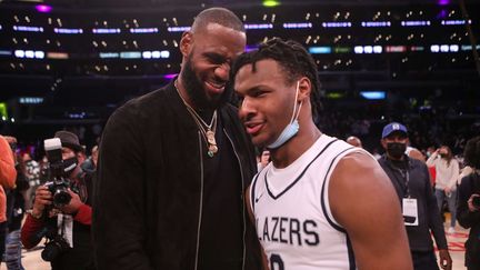 LeBron James et son fils Bronny, le 4 décembre 2021, à Los Angeles.&nbsp; (JASON ARMOND/LOS ANGELES TIMES/S/SIPA / SHUTTERSTOCK)