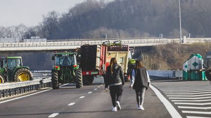 Lors d'un blocage par des agriculteurs de l'autoroute A43 dans l'Isère,  le 27 janvier 2024. (JEAN-BAPTISTE BORNIER / MAXPPP)