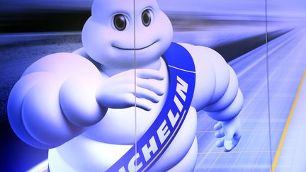 Le bibendum Michelin, symbole de l'entreprise, représenté sur une affiche lors d'une conférence de presse à Paris, en 2016. (BERTRAND GUAY / AFP)