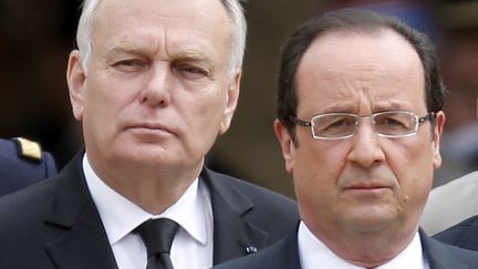 Jean-Marc Ayrault (&agrave; gauche) et Fran&ccedil;ois Hollande (&agrave; droite), le 11 juin 2013 &agrave; Paris. (CHARLES PLATIAU / AFP)