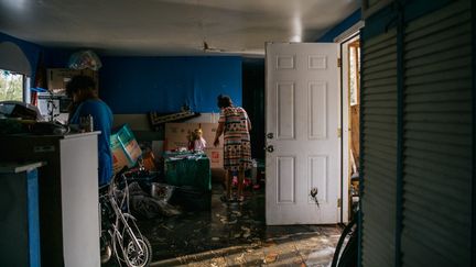 Une habitante de Barataria, en Louisiane, dans sa maison, après le passage de l'ouragan Ida, le 31 août 2021. (BRANDON BELL / GETTY IMAGES NORTH AMERICA / AFP)