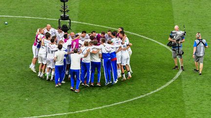 La joie des joueurs russes, qualifiés&nbsp;pour les quarts de finale de la Coupe du monde, après leur victoire face à l'Espagne, dimanche 1er juillet 2018. (MLADEN ANTONOV / AFP)