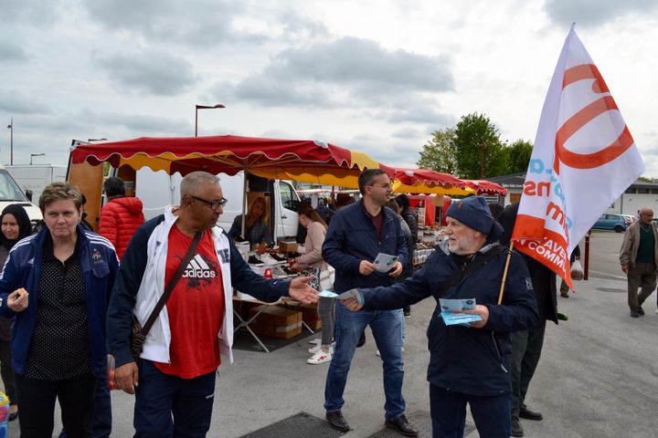 Des militants de La France insoumise en plein tractage au marché de Behren-lès-Forbach.&nbsp; (NOEMIE BONNIN / RADIO FRANCE)