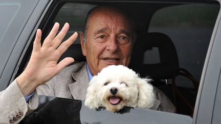 De son c&ocirc;t&eacute;, l'ancien pr&eacute;sident Jacques Chiraca &eacute;t&eacute; aper&ccedil;u pr&egrave;s de Dinard (Ille-et-Vilaine) avec Bernadette et ses deux chiens. (MARC OLLIVIER / OUEST FRANCE / MAXPPP)