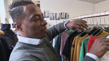 Chris Ambraisse Boston est un styliste qui crée des collections de vêtements pour les personnes handicapées.
 (CAPTURE ECRAN FRANCE 2)