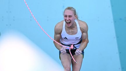 Janja Garnbret célèbre son deuxième titre olympique, sur le site d'escalade du Bourget, le 10 août 2024. (FABRICE COFFRINI / AFP)