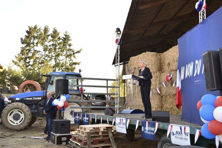 La présidente du FN Marine Le Pen, lors d'une réunion publique dans une ferme de Pagéas (Haute-Vienne), jeudi 13 avril 2017. (ALAIN JOCARD / AFP)