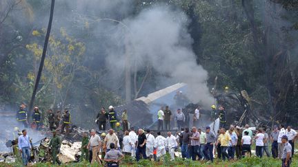 Le président cubain (en bas à gauche) se rend sur les lieux du crash d'un avion près de La Havane (Cuba), le 18 mai 2018. (ADALBERTO ROQUE / AFP)