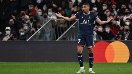 Kylian Mbappé, désemparé, pendant le huitième de finale retour entre le Real Madrid et le PSG, le 9 mars 2022. (GABRIEL BOUYS / AFP)