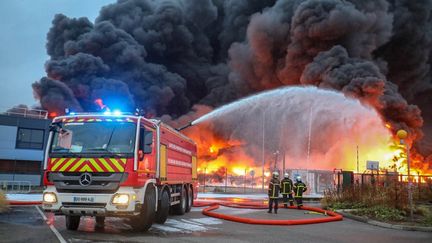 Un camion de pompiers intervient sur l'incendie sur l'usine de Lubrizol à Rouen, le 26 septembre 2019. (HO / SDIS)