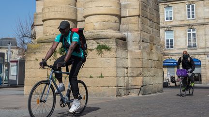 Livreurs à vélo dans les rues de Bordeaux, le 21 mars 2020. (LAURENT PERPIGNA IBAN / HANS LUCAS / AFP)