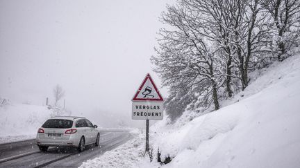 Une voiture circule près de Privas, en Ardèche, le 19 janvier 2015.&nbsp; (JEFF PACHOUD / AFP)